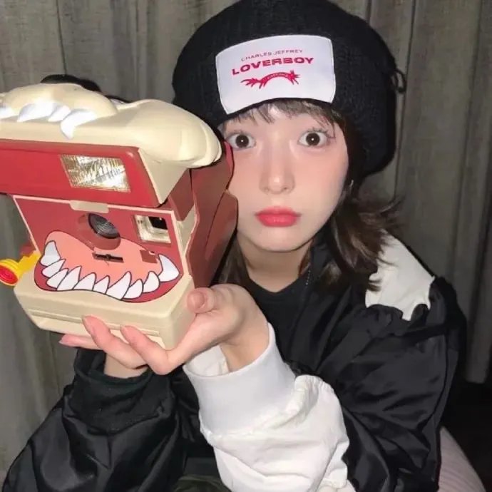 坐在酒吧里吃蛋糕